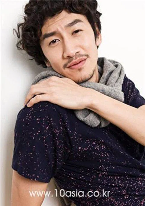 Lee Kwang Soo lần đầu ra mắt với tư cách là người mẫu. (Ảnh: Internet). Lee Kwang Soo lần đầu ra mắt với tư cách là người mẫu. (Ảnh: Internet).