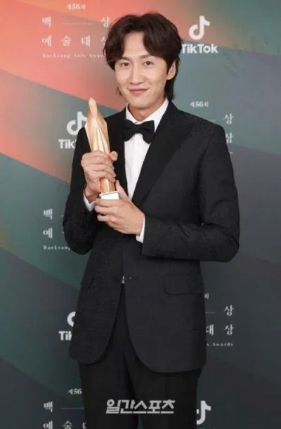 Lee Kwang Soo nhận giải nam phụ xuất sắc nhất tại BaekSang 2020. (Ảnh: Internet). Lee Kwang Soo nhận giải nam phụ xuất sắc nhất tại BaekSang 2020. (Ảnh: Internet).