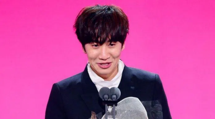 Lee Kwang Soo nhận giải thưởng cuối năm SBS 2016. (Ảnh: Internet). Lee Kwang Soo nhận giải thưởng cuối năm SBS 2016. (Ảnh: Internet).