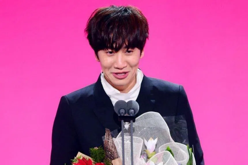 Lee Kwang Soo nhận giải thưởng cuối năm SBS 2016. (Ảnh: Internet). Lee Kwang Soo nhận giải thưởng cuối năm SBS 2016. (Ảnh: Internet).
