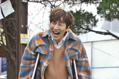 Lee Kwang Soo gặp tai nạn sau đó 1 tháng anh quay Running Man. (Ảnh: Internet). Lee Kwang Soo gặp tai nạn sau đó 1 tháng anh quay Running Man. (Ảnh: Internet).