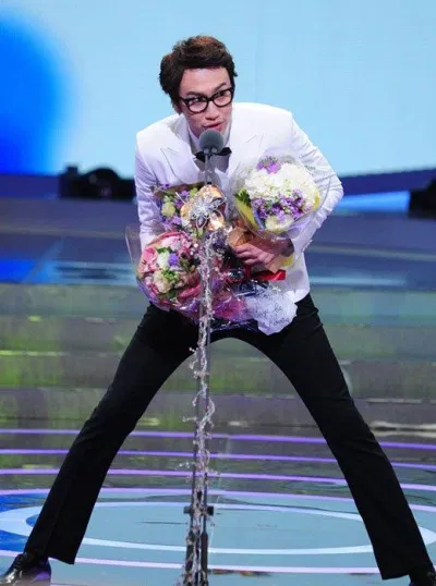 Lee Kwang Soo nhận giải ngôi sao mới nổi xuất sắc mảng giải trí tại lễ trao giải SBS Awards 2011. (Ảnh: Internet). Lee Kwang Soo nhận giải ngôi sao mới nổi xuất sắc mảng giải trí tại lễ trao giải SBS Awards 2011. (Ảnh: Internet).