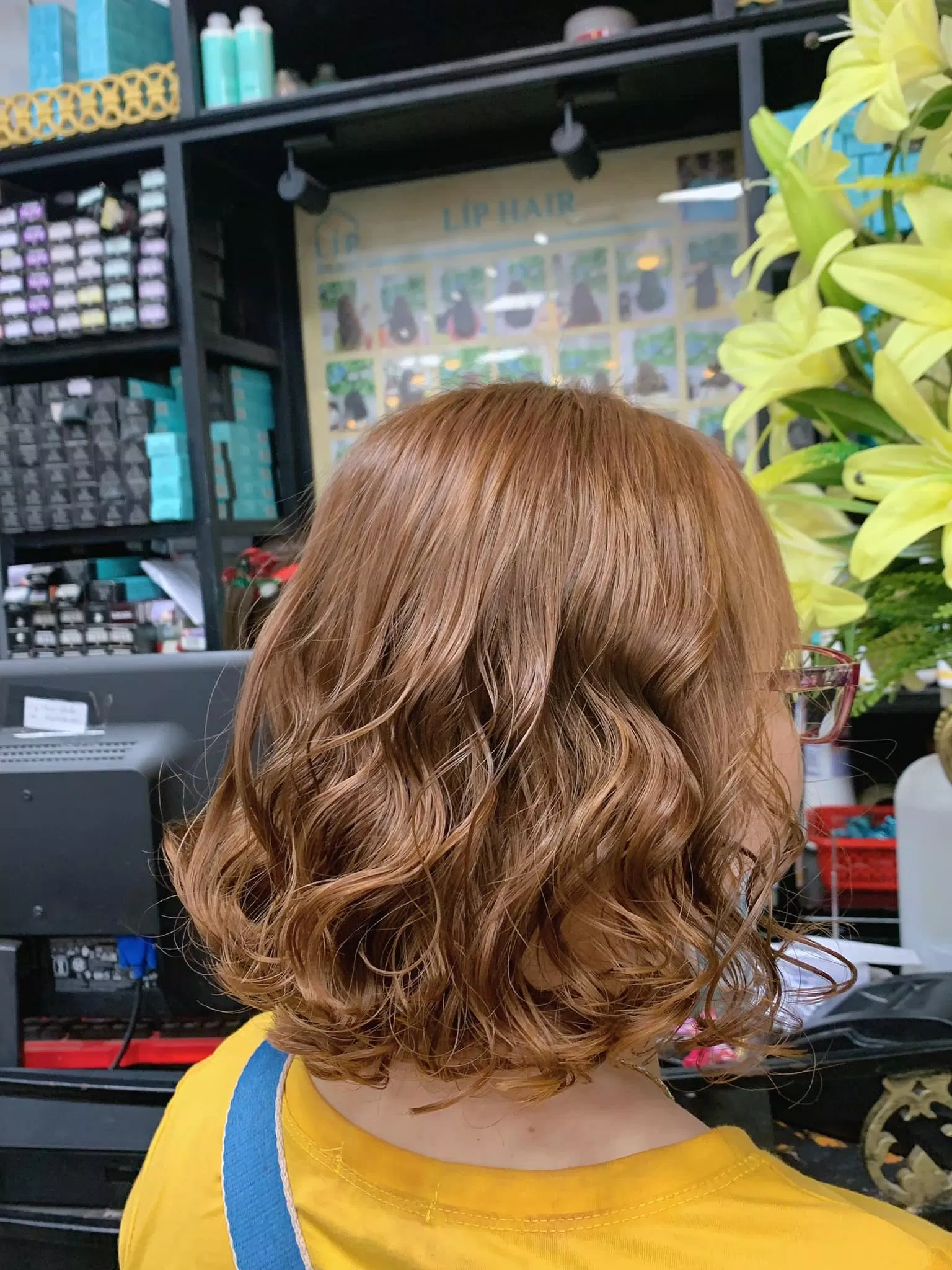 Hoặc một kiểu tóc ngắn xoăn sóng... (Nguồn: Líp Hair Studio)