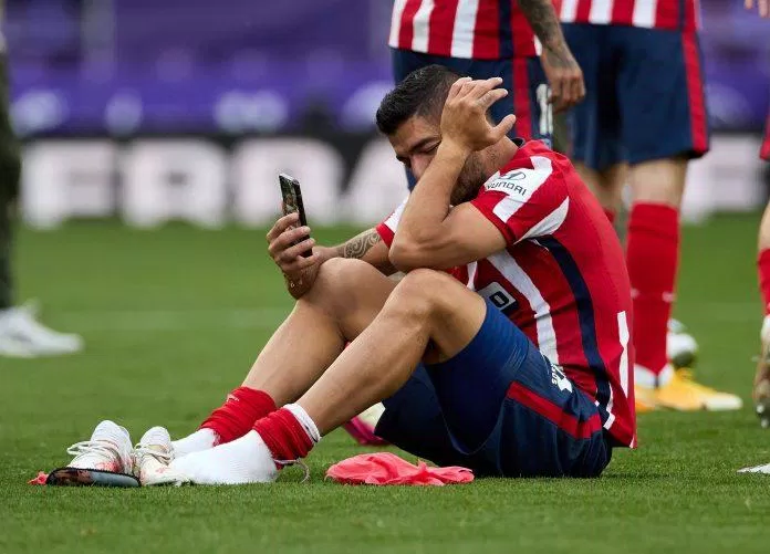 Luis Suarez khóc khi gọi điện chia vui với gia đình (Ảnh: Internet)