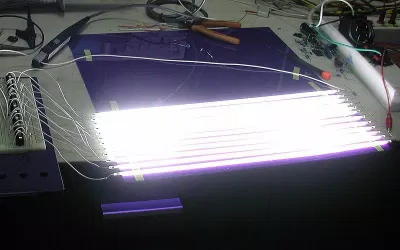 Dàn đèn CCFL trong màn hình LCD tiêu chuẩn (Ảnh: Internet). Dàn đèn CCFL trong màn hình LCD tiêu chuẩn (Ảnh: Internet).