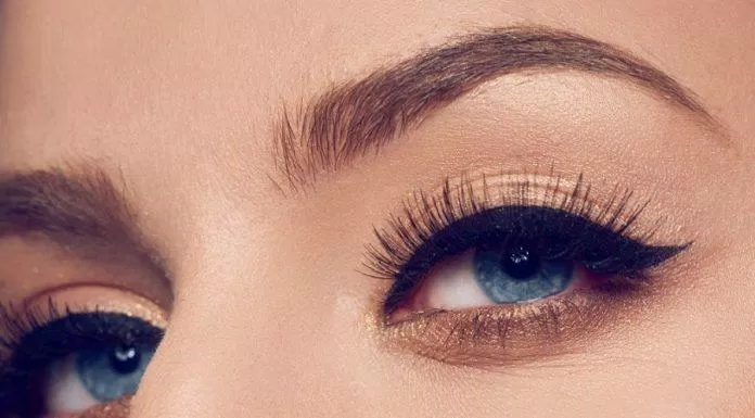 Mascara đem lại làn mi cong vút, đôi mắt hút hồn người đối diện, đó cũng là niềm ước ao của biết bao bạn gái (ảnh: internet).