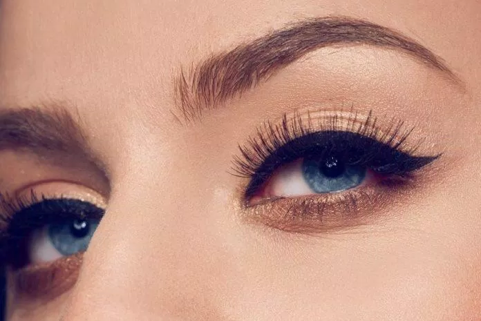 Mascara đem lại làn mi cong vút, đôi mắt hút hồn người đối diện, đó cũng là niềm ước ao của biết bao bạn gái (ảnh: internet).