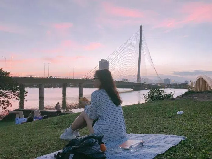 Vừa chill vừa ngắm hoàng hôn bên cầu Trần Thị Lý (Ảnh: Internet). Vừa chill vừa ngắm hoàng hôn bên cầu Trần Thị Lý (Ảnh: Internet).