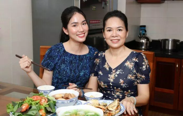 Dành thời gian để cùng Mẹ ăn một bữa cơm gia đình. (Ảnh: internet)