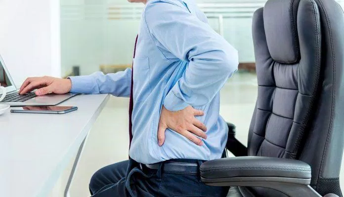 Ngồi nhiều gây ra tác hại cho sức khỏe, đặc biệt là đau lưng (Ảnh: Internet).
