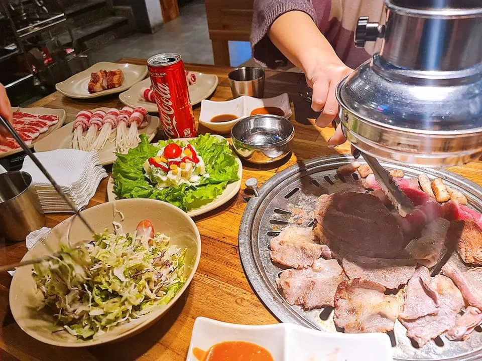 Bàn đầy đủ thức ăn (Nguồn: Internet) Bàn đầy đủ thức ăn (Nguồn: Internet)