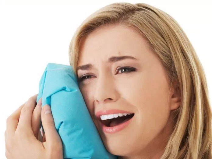 Chườm đá là cách giảm đau răng đơn giản tại nhà (Ảnh: Internet). Chườm đá là cách giảm đau răng đơn giản tại nhà (Ảnh: Internet).