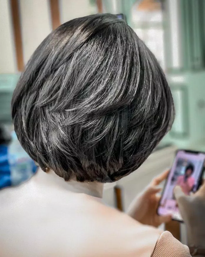 Một kiểu tóc ngắn tạo phồng và nhuộm màu khói tại Niên (Nguồn: Niên Is New Hair Salon)