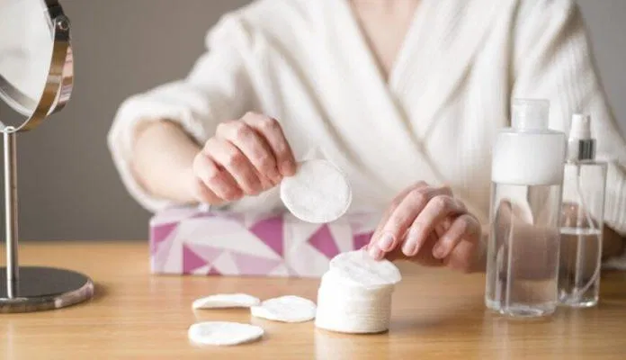 Tẩy trang sau ngày dài giúp làm sạch các bụi bẩn, dầu nhờn, mồ hôi,...trên da (ảnh: internet) Tẩy trang sau ngày dài giúp làm sạch các bụi bẩn, dầu nhờn, mồ hôi,...trên da (ảnh: internet)