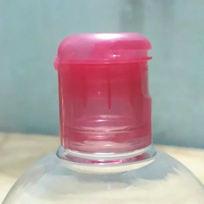 Nắp chai có dạng bật, màu hồng (ảnh: BlogAnChoi).
