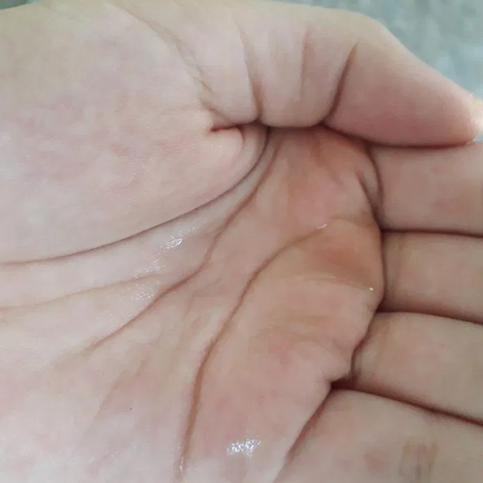 Nước tẩy trang có dạng lỏng, không màu, trong suốt như thế này đây (ảnh: BlogAnChoi).