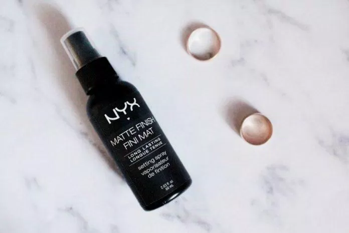 Xịt khóa makeup lì NYX Long Lasting Setting Spray Matte Finish giúp giữ lớp trang điểm bền màu và lâu trôi (ảnh: internet)