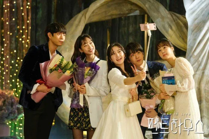 Hội "rich kid" của Hera (từ trái qua phải: Kim Young Dae, Han Ji Hyun, Jin Ji Hee, Lee Tae Vin, Choi Ye Bin) (Nguồn: Internet). Hội "rich kid" của Hera (từ trái qua phải: Kim Young Dae, Han Ji Hyun, Jin Ji Hee, Lee Tae Vin, Choi Ye Bin) (Nguồn: Internet).