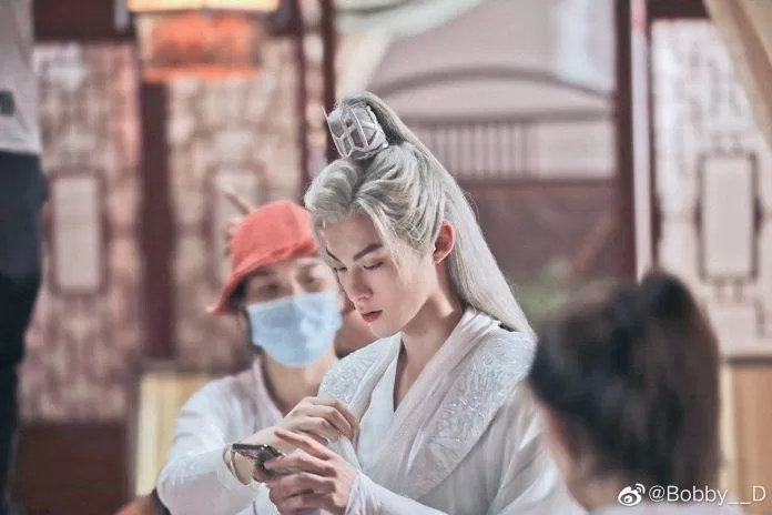 Tạo hình Uchi Viêm Long của Vương Hạc Di với mái tóc dài màu bạch kim.  (Ảnh: Internet)