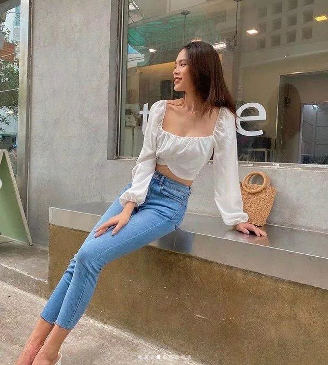 Áo cổ vuông màu trắng có bèo nhẹ nhàng (Nguồn: Internet) Áo cổ vuông màu trắng có bèo nhẹ nhàng (Nguồn: Internet)