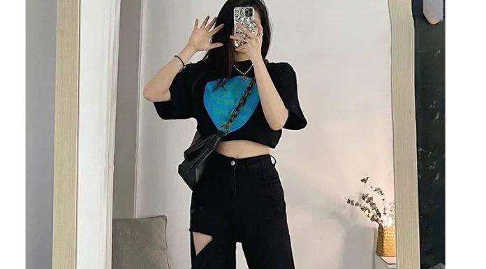 Áo thun croptop phối cùng quần ống rộng cùng màu bao ngầu (Nguồn: Internet)