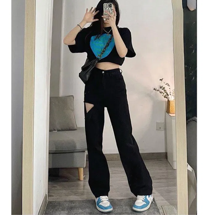 Áo thun croptop phối cùng quần ống rộng cùng màu bao ngầu (Nguồn: Internet) Áo thun croptop phối cùng quần ống rộng cùng màu bao ngầu (Nguồn: Internet)