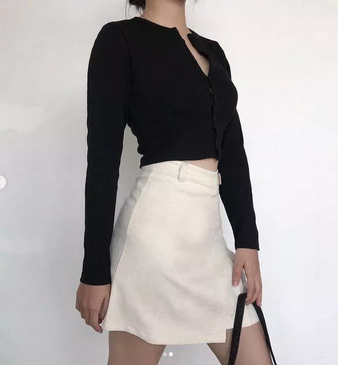 Áo croptop dài tay màu đen cùng chân váy chữ A thanh lịch (Nguồn: Internet) Áo croptop dài tay màu đen cùng chân váy chữ A thanh lịch (Nguồn: Internet)