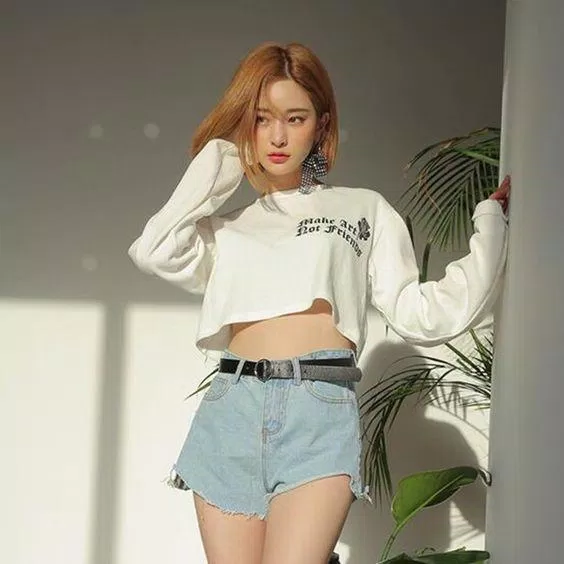 Đơn giản hơn với croptop form rộng (Nguồn: Internet) Đơn giản hơn với croptop form rộng (Nguồn: Internet)