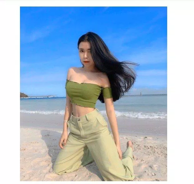 Áo croptop màu xanh nổi bật Áo croptop màu xanh nổi bật