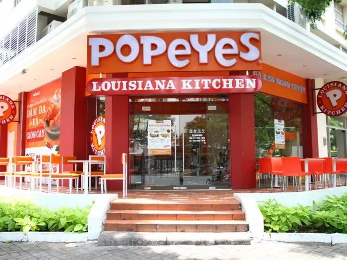 Bên ngoài cửa hàng gà rán Popeyes Thảo Điền. (Ảnh : Internet).