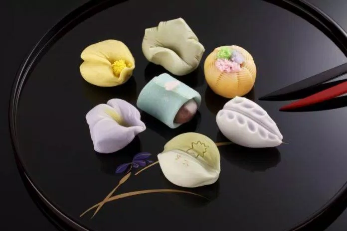 Những chiếc bánh được tạo hình giống như cỏ cây hoa lá (Ảnh: Internet).