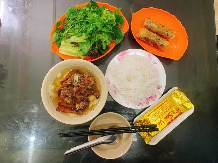 Đồ ăn tại Bún chả Hà Nội Sen Vàng (Nguồn: Internet)