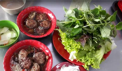 Đồ ăn tại quán bún Chả Hà Nội Vân Anh (Nguồn: Internet) Đồ ăn tại quán bún Chả Hà Nội Vân Anh (Nguồn: Internet)