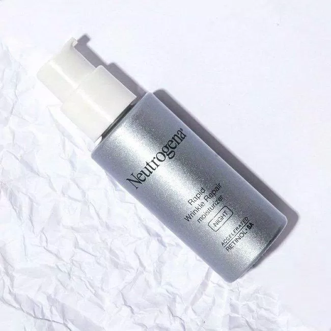 Neutrogena Rapid Wrinkle Repair Night Moisturizer có bổ sung HA giúp da tránh bị bong tróc (Nguồn: Internet)