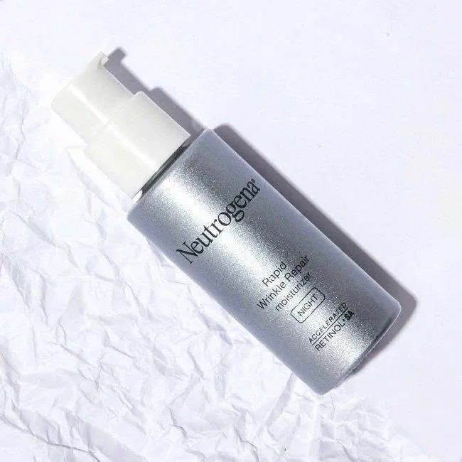 Neutrogena Rapid Wrinkle Repair Night Moisturizer có bổ sung HA giúp da tránh bị bong tróc (Nguồn: Internet) Neutrogena Rapid Wrinkle Repair Night Moisturizer có bổ sung HA giúp da tránh bị bong tróc (Nguồn: Internet)