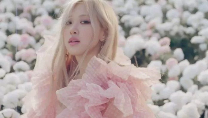 Rosé - đóa hoa hồng mạnh mẽ là hình ảnh minh chứng cho việc không có thành công nào mà không đổ sức lực (Ảnh: Internet). Rosé - đóa hoa hồng mạnh mẽ là hình ảnh minh chứng cho việc không có thành công nào mà không đổ sức lực (Ảnh: Internet).
