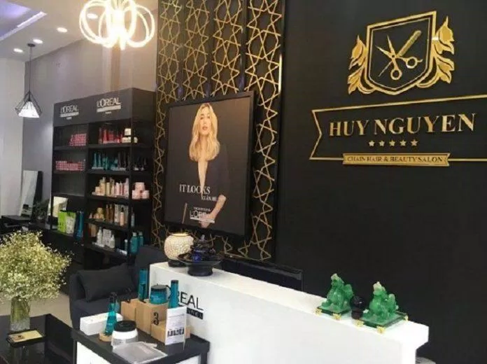 Quầy tiếp tân của Beauty Salon Huy Nguyễn (ảnh: Internet) Quầy tiếp tân của Beauty Salon Huy Nguyễn (ảnh: Internet)