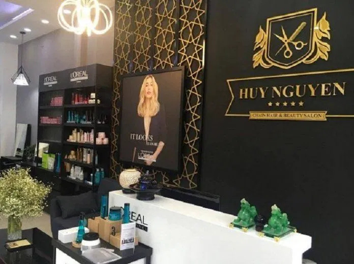 Quầy tiếp tân của Beauty Salon Huy Nguyễn (ảnh: Internet) Quầy tiếp tân của Beauty Salon Huy Nguyễn (ảnh: Internet)