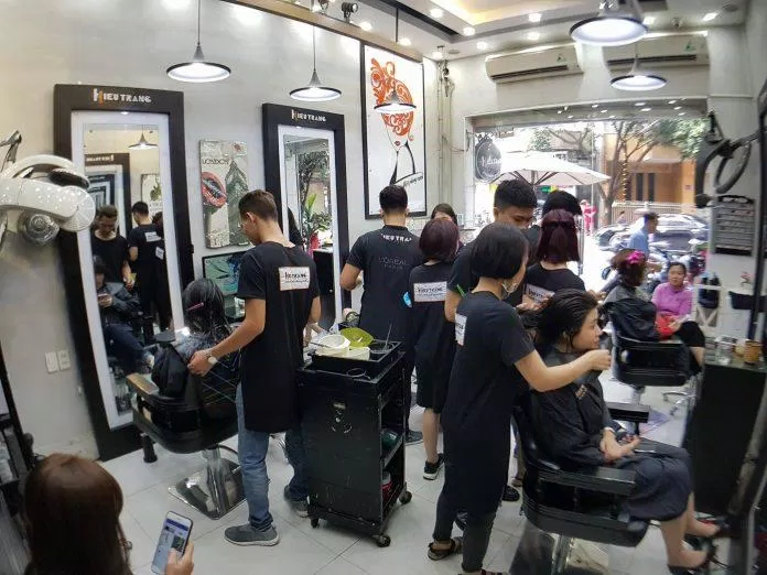 Tiệm có kiểu trang trí hiện đại chuyên nghiệp, thoáng đãng, thoải mái (Ảnh: Internet) Tiệm có kiểu trang trí hiện đại chuyên nghiệp, thoáng đãng, thoải mái (Ảnh: Internet)