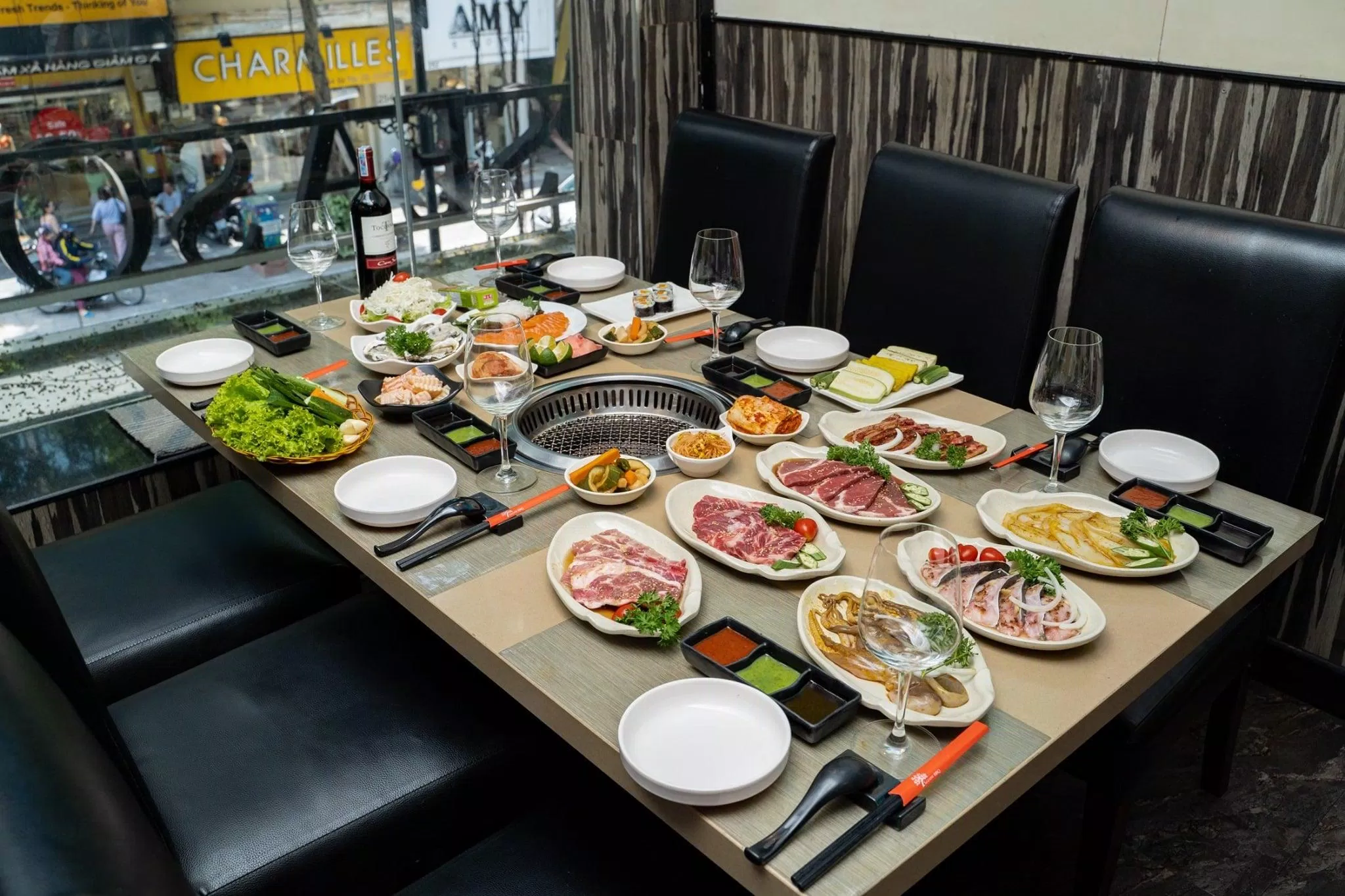 Bàn buffet đầy đủ (Nguồn: Internet) Bàn buffet đầy đủ (Nguồn: Internet)