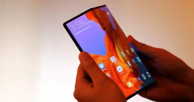 Điện thoại Mate X của Huawei với màn hình gập ra ngoài (Ảnh: Internet).
