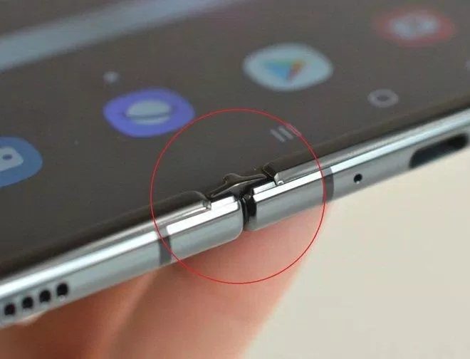 Chi tiết cực nhỏ này hóa ra lại có tác dụng cực lớn để bảo vệ màn hình của điện thoại Samsung (Ảnh: Internet).