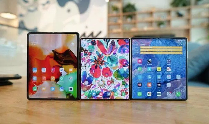 Ba sản phẩm smartphone màn hình gập cực hot hiện nay, từ trái sang phải: Xiaomi Mi Mix Fold, Samsung Galaxy Z Fold 2 và Huawei Mate X2 (Ảnh: Internet).
