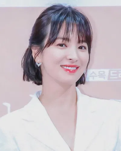 Cô cũng được nhận xét là mỹ nhân có nụ cười đẹp rạng rỡ, tươi tắn (Nguồn ảnh: Internet). Cô cũng được nhận xét là mỹ nhân có nụ cười đẹp rạng rỡ, tươi tắn (Nguồn ảnh: Internet).