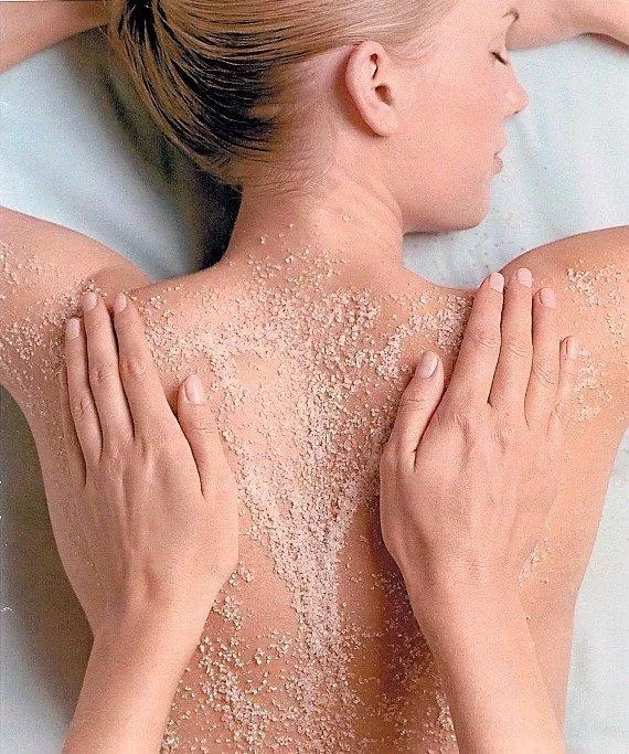 Sử dụng muối tắm thay thế các sản phẩm tẩy da chết khác để đem lại làn da mịn màng, trắng sáng (Ảnh: Internet).