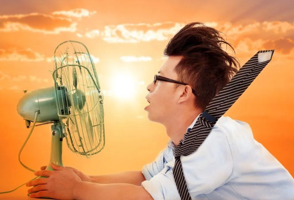 Không nên ngồi trước quạt khi mới đi nắng về (Nguồn ảnh: Internet). Không nên ngồi trước quạt khi mới đi nắng về (Nguồn ảnh: Internet).