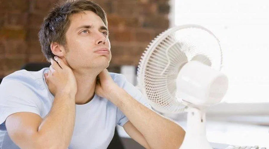 Không nên để quạt sát mặt (Nguồn ảnh: Internet). Không nên để quạt sát mặt (Nguồn ảnh: Internet).