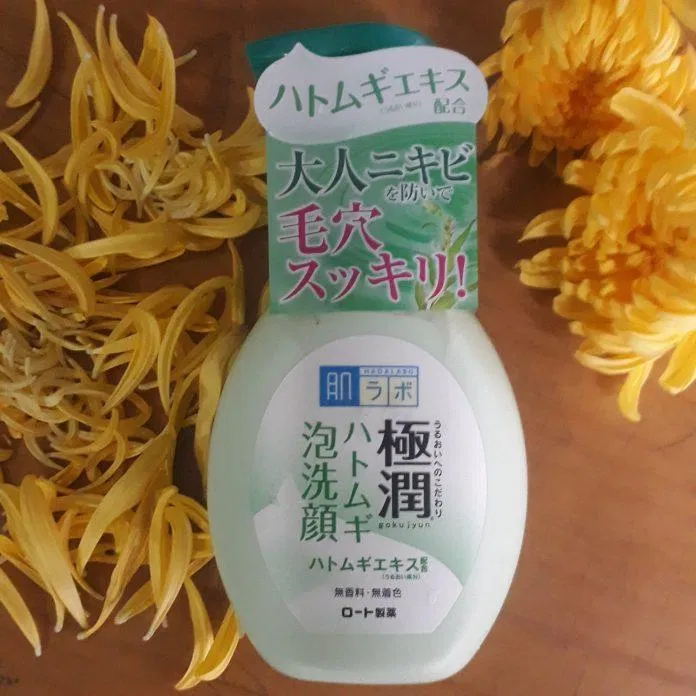 Chai sữa rửa mặt Hada Labo Gokujyun Hatomugi Bubble Face Wash cầm khá chắc tay, màu sắc vô cùng hài hòa, tinh tế, dễ thương (ảnh: BlogAnChoi).