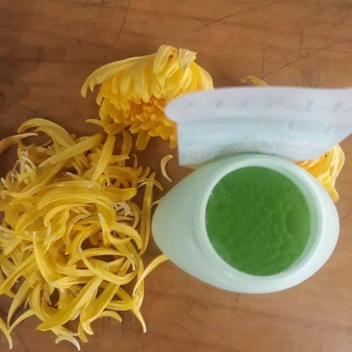 Sữa rửa có dạng lỏng, màu xanh lá cây, hơi bọt (ảnh: BlogAnChoi).