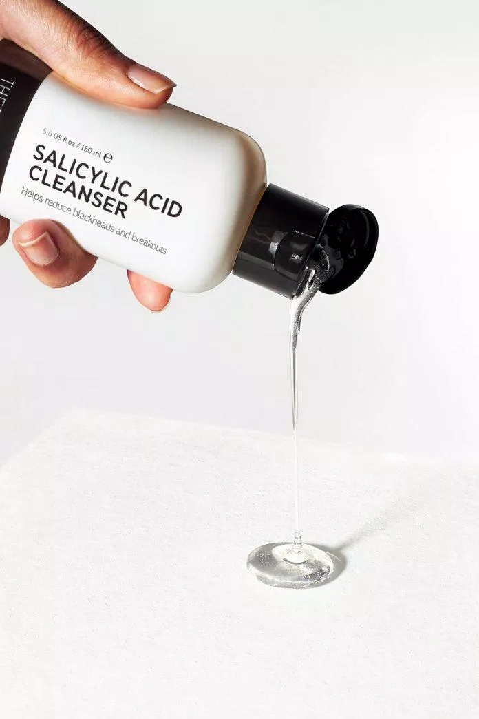 Sữa rửa mặt trị mụn The Inkey List Salicylic Acid Cleanser có kết cấu dạng gel trong suốt (Nguồn: Internet)
